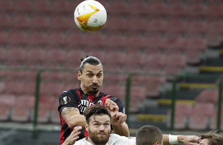 Zlatan Ibrahimovic v hlavičkovém souboji s Ondřejem Čelůstkou. | na serveru Lidovky.cz | aktuální zprávy Zlatan Ibrahimovic v hlavičkovém souboji s Ondřejem Čelůstkou. | na serveru Lidovky.cz | aktuální zprávy