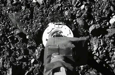 Sondě se podařilo zavřít dvířka schrány se vzorky z planetky Bennu. Na vrátit by se měla v roce 2023 Snímek ukazuje odebírání vzorků z planetky Bennu. | na serveru Lidovky.cz | aktuální zprávy
