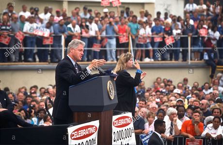 Bill Clinton v průběhu své druhé prezidentské kampaně v srpnu 1996. Bill Clinton v průběhu své druhé prezidentské kampaně v srpnu 1996.