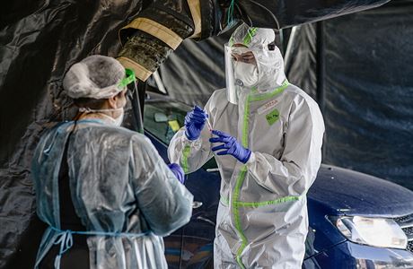 Počet nově nakažených v pátek poprvé překonal hranici 15 tisíc, nejrychleji se nemoc šíří na Zlínsku Testování na koronavirus v odběrovém stanu FN Brno. | na serveru Lidovky.cz | aktuální zprávy