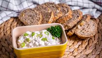 VAŘENÍM PROTI COVIDU: Tělo potřebuje vitamín D. Zkuste jednoduchou pomazánku s tuňákem Pomazánka s tuňákem a jarní cibulkou, dřevorubecký chléb | na serveru Lidovky.cz | aktuální zprávy