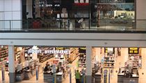 V obchodním centru Galerie Harfa v Praze zůstaly otevřeny pouze obchody s...