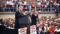 Bill Clinton v průběhu své druhé prezidentské kampaně v srpnu 1996. Bill Clinton v průběhu své druhé prezidentské kampaně v srpnu 1996.