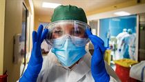 Lékařka plicního oddělení JIP ve Fakultní nemocnici v Plzni. Lékařka plicního oddělení JIP ve Fakultní nemocnici v Plzni.