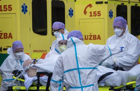 Česko požádalo o pomoc s desítkami covidových pacientů. Léčit se budou v Německu, Švýcarsku a Polsku Převoz pacientů s onemocněním covid-19. | na serveru Lidovky.cz | aktuální zprávy
