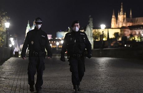 Strážníci přeházejí 28. října 2020 po 21. hodině po Karlově mostě v Praze. Ve... | na serveru Lidovky.cz | aktuální zprávy