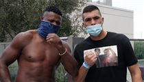 Luis Ortiz (vlevo) a Alexander Flores na vážení. | na serveru Lidovky.cz | aktuální zprávy