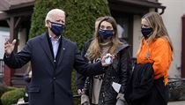 Joe Biden stojí vedle své vnučky Natalie | na serveru Lidovky.cz | aktuální zprávy