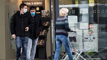 Přestože jsou v neděli poprvé obchody s potravinami uzavřeny, náš fotograf... | na serveru Lidovky.cz | aktuální zprávy