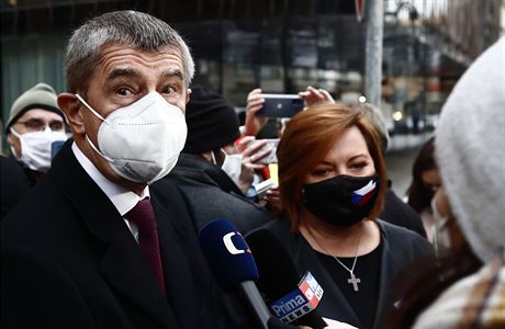 Andrej Babiš a Alena Schillerová položili květiny pod památní desku. | na serveru Lidovky.cz | aktuální zprávy