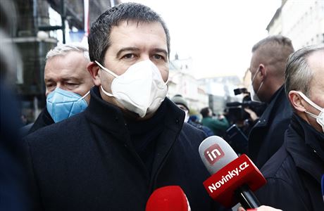 Tlak na rozvolnění byl obrovský, přiznal Hamáček. Sám chtěl ještě počkat, přesvědčila ho hrozba plných obchodů Jan Hamáček přišel také k památníku na Národní třídu. | na serveru Lidovky.cz | aktuální zprávy