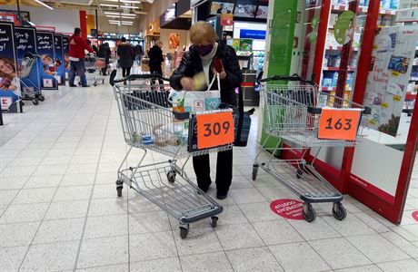 Obchody se připravují na čtvrteční otevření. Nákupní košíky jako počítadlo zákazníků zůstanou Číslované vozíky pomáhaly s regulací počtu nakupujících také v Kauflandu v... | na serveru Lidovky.cz | aktuální zprávy