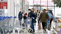 Vláda nařídila, že každá osoba musí mít 15 metrů čtverečních pro sebe na...