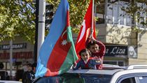 Vlajky Ázerbájdžánu a Turecka v rukou oslavujících dětí v ázerbájdžánském městě... | na serveru Lidovky.cz | aktuální zprávy