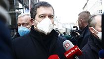 Jan Hamáček přišel také k památníku na Národní třídu.