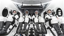Posdku tvo astronauti NASA Shannon Walkerov, Victor Glover a Michael...