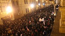 Průvod protestujících lidí v Praze na Den za svobodu a demokracii. | na serveru Lidovky.cz | aktuální zprávy