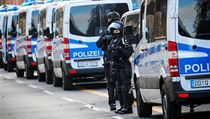 Razie se účastnilo asi 1640 policistů z několika spolkovıch zemí. Cílem bylo...