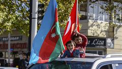 Vlajky Ázerbájdánu a Turecka v rukou oslavujících dtí v ázerbájdánském mst...