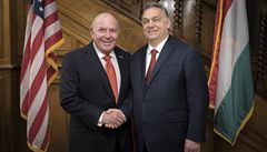 Odcházející americký velvyslanec v Maďarsku David B. Cornstein (vlevo) a... Odcházející americký velvyslanec v Maďarsku David B. Cornstein (vlevo) a...