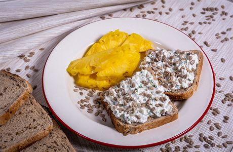 Celozrnný chléb s žervé, slunečnicovými semínky a ananasem | na serveru Lidovky.cz | aktuální zprávy