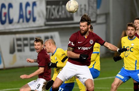 Ondřej Čelůstka hlavičkuje v pokutovém území Teplic | na serveru Lidovky.cz | aktuální zprávy Ondřej Čelůstka hlavičkuje v pokutovém území Teplic | na serveru Lidovky.cz | aktuální zprávy