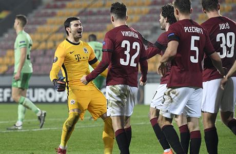 Brankář Florin Nita ze Sparty (vlevo) se raduje se spoluhráči z vítězného... | na serveru Lidovky.cz | aktuální zprávy Brankář Florin Nita ze Sparty (vlevo) se raduje se spoluhráči z vítězného... | na serveru Lidovky.cz | aktuální zprávy