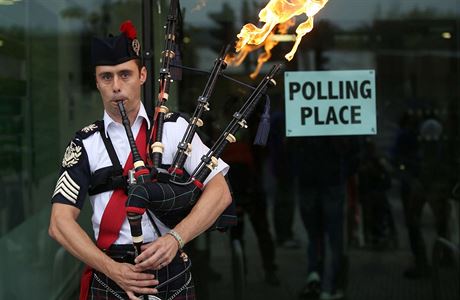 Dudák před volební místností v Edinburghu při posledním referendu o odtržení... | na serveru Lidovky.cz | aktuální zprávy