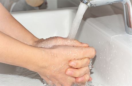 Covid už prodražuje i vodu, Češi si za ni od ledna opět připlatí. Podívejte se, o kolik vzrostou ceny Mytí rukou | na serveru Lidovky.cz | aktuální zprávy
