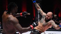 Českı MMA zápasník Michal Martínek v souboji s Američanem Danielem Jamesem