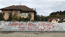 Nápis na zdi v Braníku na Praze 5. Nápis na zdi v Braníku na Praze 5.