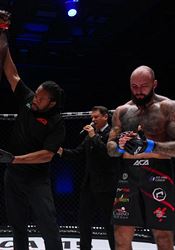 O 16 kilo těžší soupeř. Český MMA zápasník Martínek narazil v kleci na obra a prohrál ve druhém kole Český MMA zápasník Michal Martínek v souboji s Američanem Danielem Jamesem | na serveru Lidovky.cz | aktuální zprávy