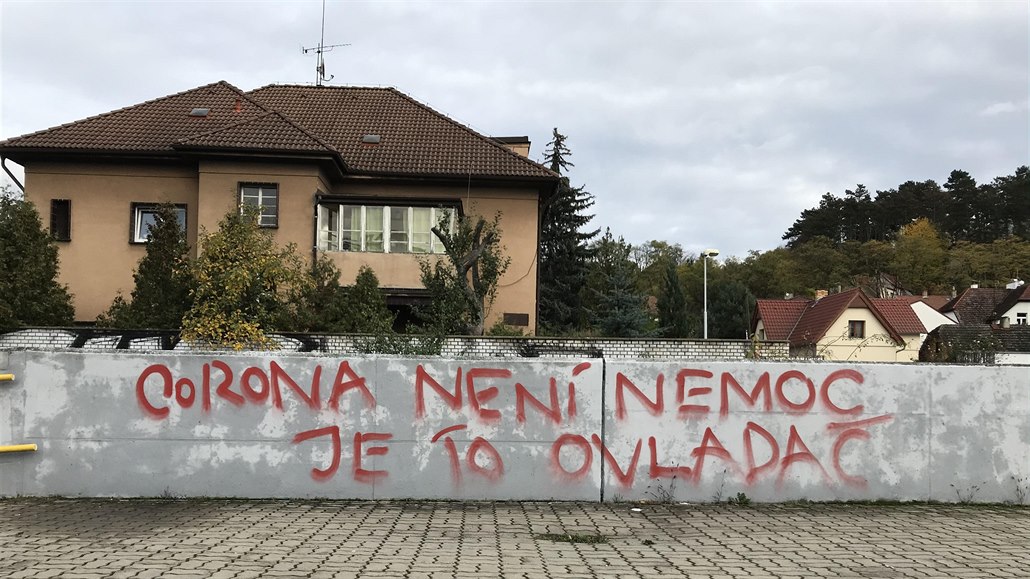 Nápis na zdi v Braníku na Praze 5.