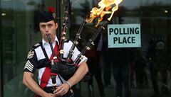 Dudák ped volební místností v Edinburghu pi posledním referendu o odtrení...