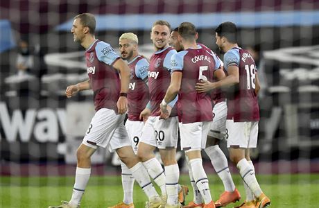 Fotbalisté West Hamu slaví druhou branku do sítě Aston Villy. | na serveru Lidovky.cz | aktuální zprávy Fotbalisté West Hamu slaví druhou branku do sítě Aston Villy. | na serveru Lidovky.cz | aktuální zprávy