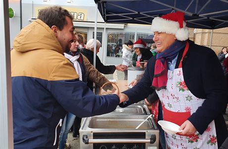 Loni začala nová tradice: servírování vánoční polévky před náchodskou radnicí. | na serveru Lidovky.cz | aktuální zprávy