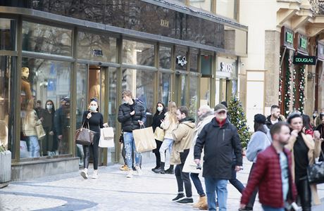 Lidé čekají ve frontách před obchody. | na serveru Lidovky.cz | aktuální zprávy