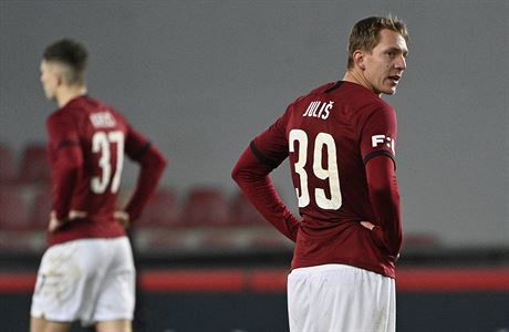 Lukáš Juliš v derby neproměnil penaltu. | na serveru Lidovky.cz | aktuální zprávy