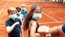 Děti sportovat v Česku od čtvrtka budou moct, ale jen s rouškou.