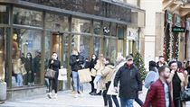 Lidé čekají ve frontách před obchody. | na serveru Lidovky.cz | aktuální zprávy