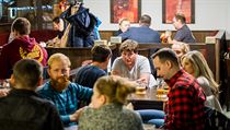 Českobudějovické restaurace měly ve čtvrtek večer plno. Na snímku je restaurace... | na serveru Lidovky.cz | aktuální zprávy