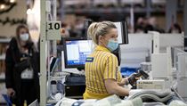 Zaměstnankyně obchodu Ikea na Zličíně po několikatýdenní odmlce opět v práci.