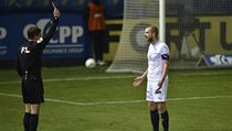Rozhodčí Pavel Rejžek vylučuje Vlastimila Daníčka ze Slovácka. | na serveru Lidovky.cz | aktuální zprávy