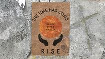 Plakát s heslem Nastal čas, povstaňme! amerického hnutí Black Lives Matter... Plakát s heslem Nastal čas, povstaňme! amerického hnutí Black Lives Matter...