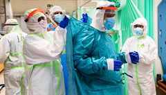 Lékai z Nemocnice na Bulovce nosí speciální ochranné obleky.