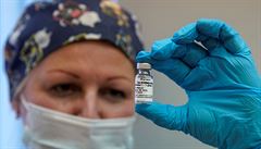Zdravotní sestika drí v ruce ampulku s vakcínou proti koronaviru.