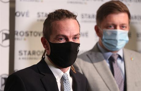 Předseda Pirátů Ivan Bartoš (vlevo) a předseda STAN Vít Rakušan (vpravo). Předseda Pirátů Ivan Bartoš (vlevo) a předseda STAN Vít Rakušan (vpravo).