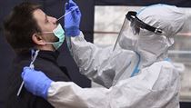 V sobotu přibylo v Česku 7798 nově nakažených, o tisíc více než před týdnem Zdravotnice odebírá vzorek v areálu pelhřimovské nemocnice, kde začalo... | na serveru Lidovky.cz | aktuální zprávy