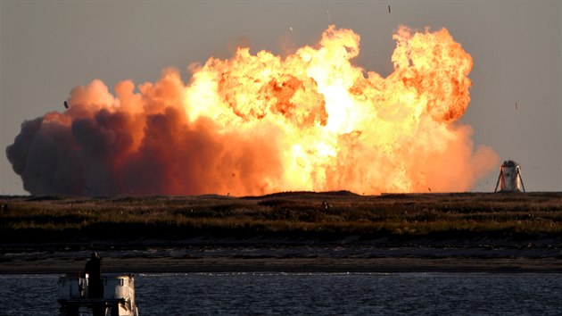 Prototyp rakety Starship společnosti SpaceX při přistání na závěr cvičeného letu explodoval a roztrhl se.