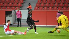 Evropská liga, Leverkusen vs. Slavia: Moussa Diaby prosteluje Koláe.
